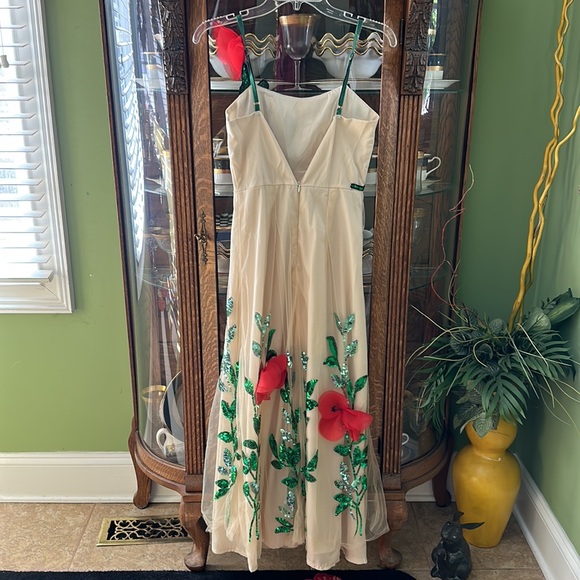 Fun dress with flowers and sequins - Picture 5 of 9